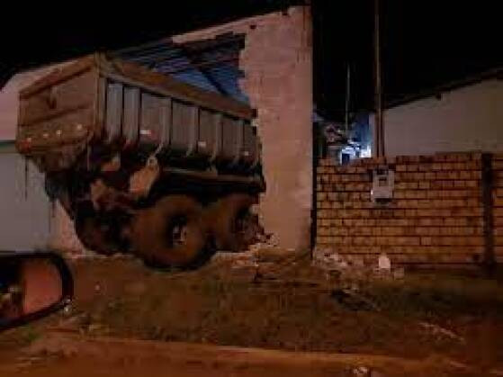 Homem derrubou o muro com um caminhão-caçamba e ainda passou por cima da mulher