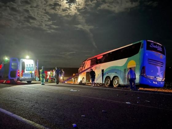 Batida entre dois ônibus deixa um morto em Colíder