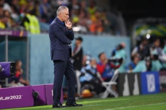 O treinador deixa o clube dois dias antes da semifinal da Copa do Brasil.