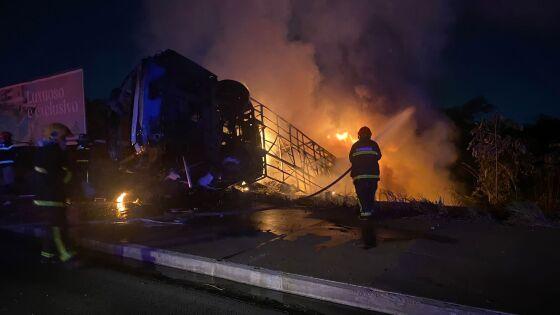 Veículo pegou fogo e ficou completamente destruído