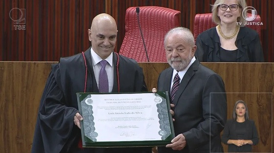 Lula recebeu o diploma das mãos de Alexandre de Moraes