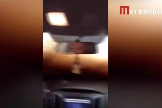 O carro foi coberto pela água durante um alagamento.