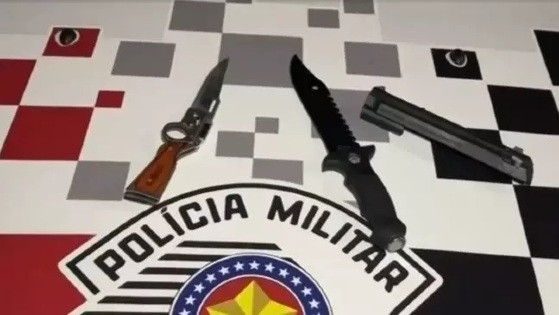 Armas apreendidas após ataque de homem de 22 anos em escola de Ipuassu.