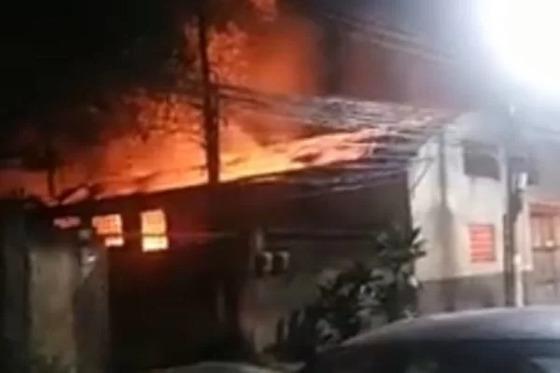 Incêndio destruiu um ateliê Acadêmicos da Grande Rio, em Duque de Caxias