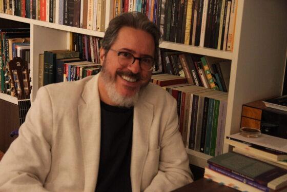 R. Colini é autor de ‘Entre as chamas, sob a água’ e ‘Curva do Rio’.