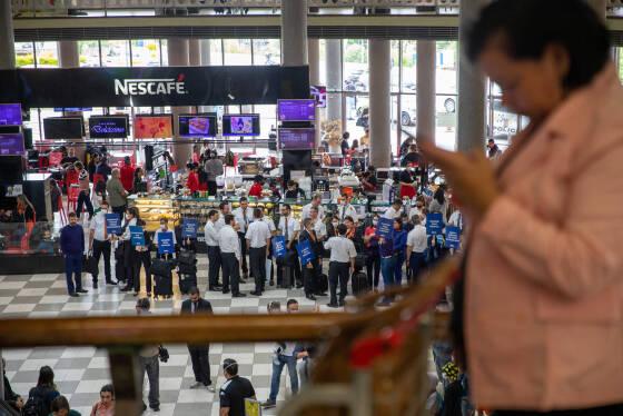 Pilotos e comissários em greve no saguão do aeroporto de Congonhas em São Paulo na manhã desta segunda (19)