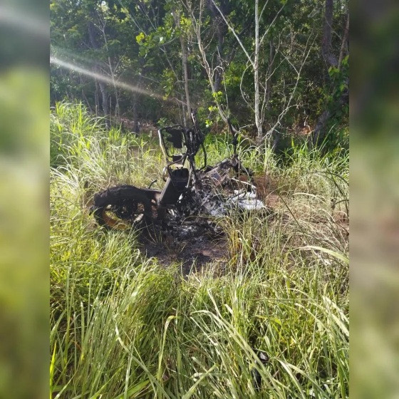 Com a força da colisão a motocicleta explodiu e ficou completamente destruída.