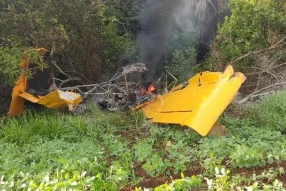 Avião agrícola cai, pega fogo e o piloto morre no hospital