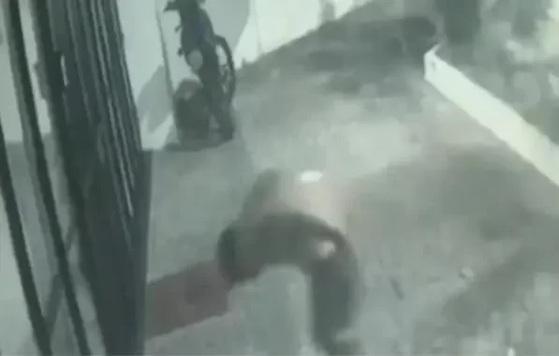 Vídeos de câmeras de segurança registraram o momento em que o homem invadiu o imóvel onde a vítima estava