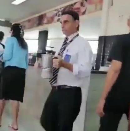 Vídeo de garçom parecido fisicamente com Bolsonaro viralizou