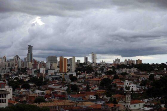 Tanto no sábado quanto no domingo, os termômetros devem marcar máxima de 38ºC e mínima de 26ºC. 