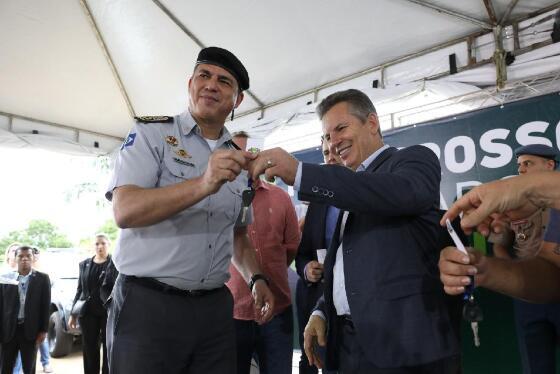 Governador Mauro Mendes entregue chaves da viatura para o comandante-geral da PMMT, coronel Mendes