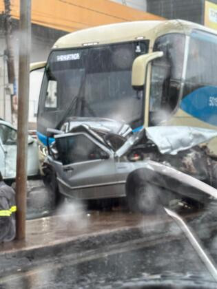 Carro ficou esmagado
