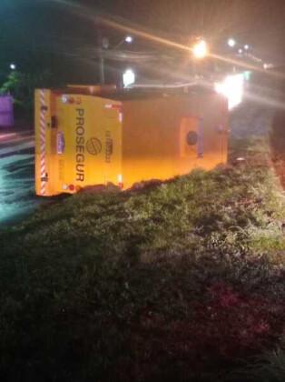 Carro-forte tomba após motorista perder controle e sofrer aquaplanagem