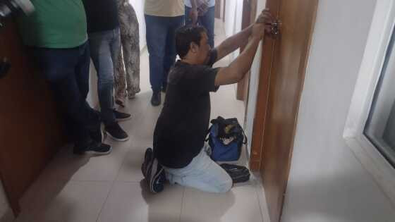 Profissional conseguiu destrancar portas do prédio.