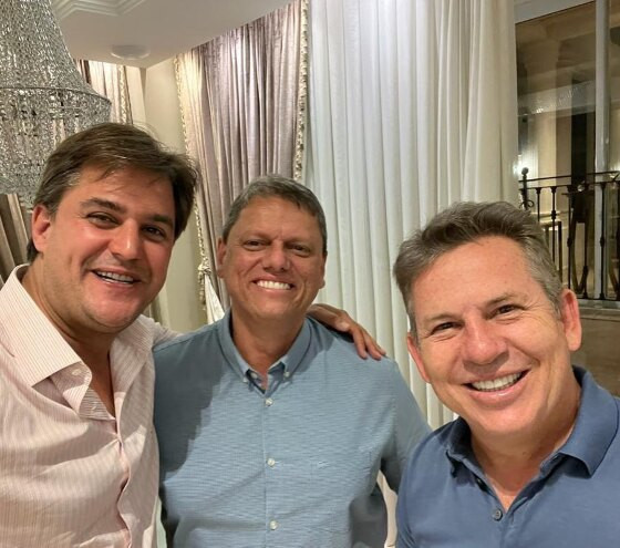 Em imagens compartilhadas no instagram do ex-senador Cidinho Santos, líder do grupo, Mauro aparece sorridente ao lado de Tarcísio.