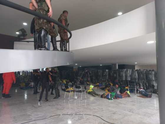 As informações iniciais são de que ao menos 150 pessoas teriam sido presas.