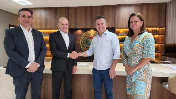 O governador Mauro Mendes e o vice Otaviano Pivetta, junto dos secretários Rogério Gallo (Fazenda) e Laice Souza (Comunicação)
