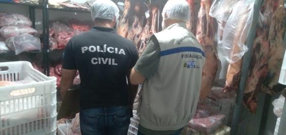 825 quilos de carnes bovinas, de frango e linguiça foram apreendidas em açougue de Cuiabá