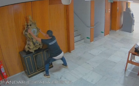 O vândalo foi filmado depredando o relógio pelo sistema de câmeras internas do Palácio do Planalto. 