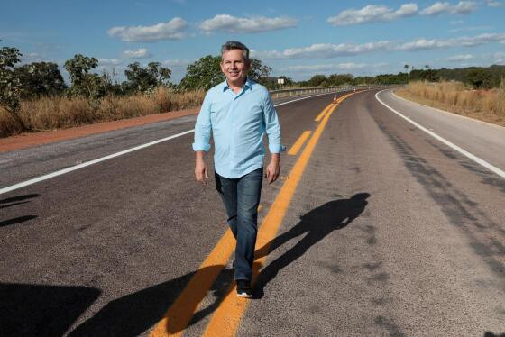 Mauro Mendes inaugura asfalto no interior
