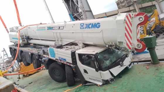 Caminhão teve a cabina destruída com o impacto da queda