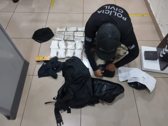 Policiais penais foram presos após serem flagrados com mochilas cheias de droga