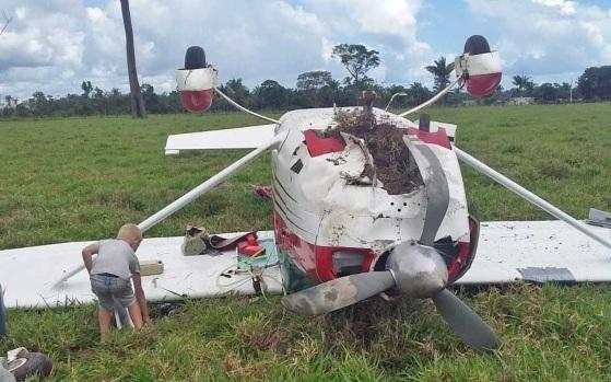 O avião caiu em uma área de pastagem