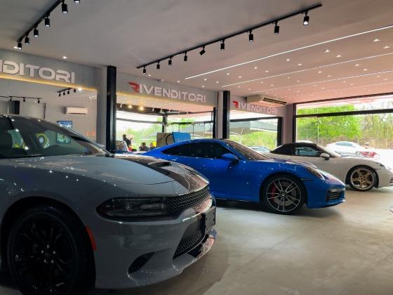 Neste ambiente de preciosidades a loja também impressiona com outro modelo que conquistou o mercado extra prime, com a Porsche 911 Turbo.