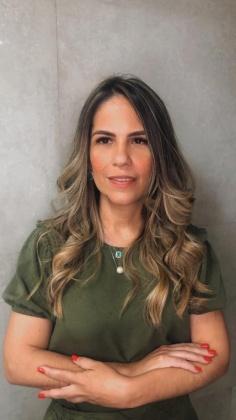 Camila Bernal Barreto é servidora Púbica, Consteladora Familiar, mestre em Sistema Arcturiano, mestre em Shamballa, voluntária do Instituto Mario Cardi Filho e uma das fundadoras do grupo Curadas para Curar.