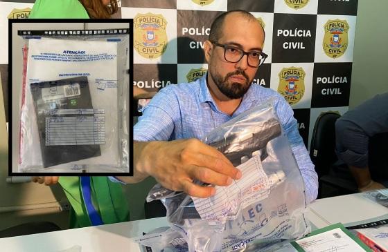 Delegado mostrou arma usada no crime e cadernos de anotações de Carlinhos
