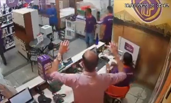 Criminosos renderam os funcionários e roubaram dinheiro e aparelhos celulares.