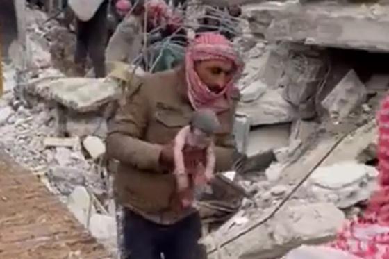 Recém-nascida sendo resgatada dos escombros do terremoto em Jandaris, na Síria