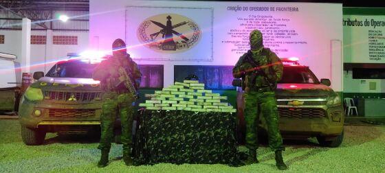 Durante a ação os agentes apreenderam aproximadamente 40 Kg de pasta base de cocaína, avaliado em R$ 684 mil