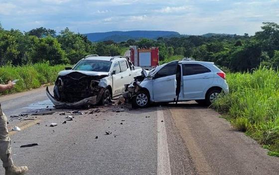 Frontier tentou ultrapassagem ilegal e bateu de frente com Ford Ka