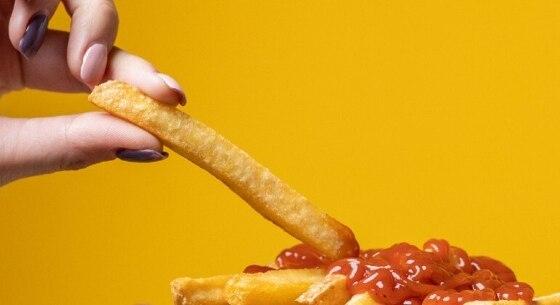 Em restaurante fast-food na Inglaterra, cliente viu a mãe cuspir batata frita que "cheirava a fezes".