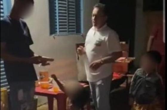 Prefeito deu pênis de borracha de presente para jovem