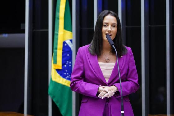 Deputada assinou pedido de impeachment contra o presidente da República.
