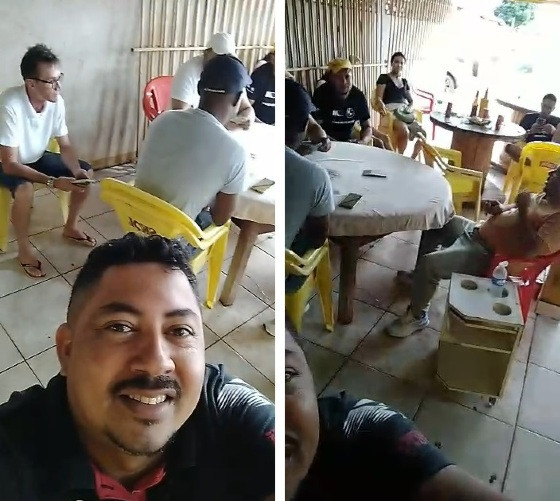 Todos estão sentados, reunidos e conversando tranquilamente.