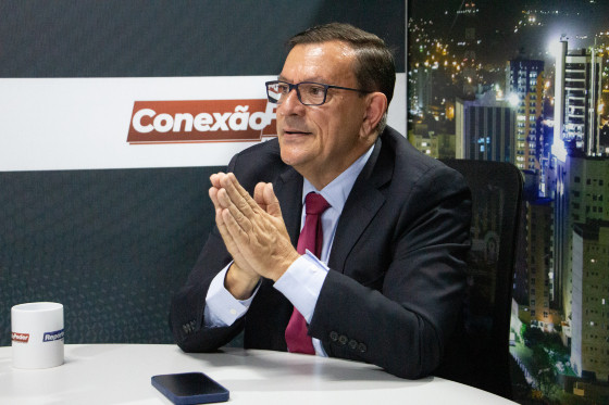 O vereador critica que o prefeito debocha dos cuiabanos, que vivem caos na saúde.