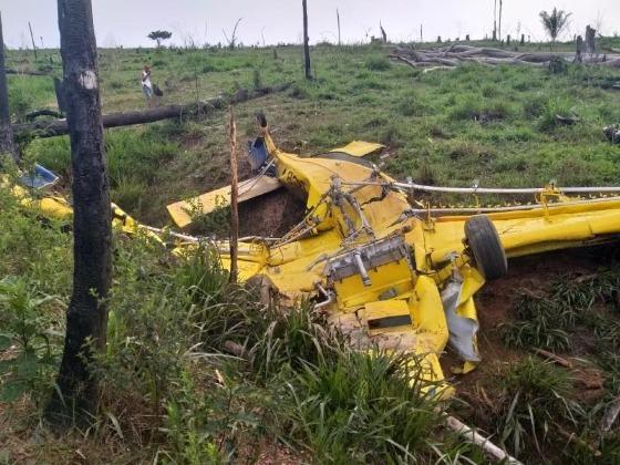 Avião caiu com a cabine virada para baixo. Piloto e passageiro morreram no local