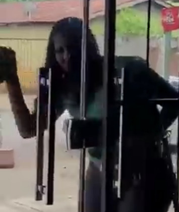 Mulher quebra vidro de delegacia