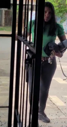 Mulher quebra vidro da delegacia