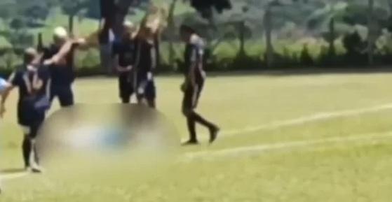 Um vídeo registrado pelo narrador de futebol Fernando Silva mostra o momento em que o homem cai no chão.