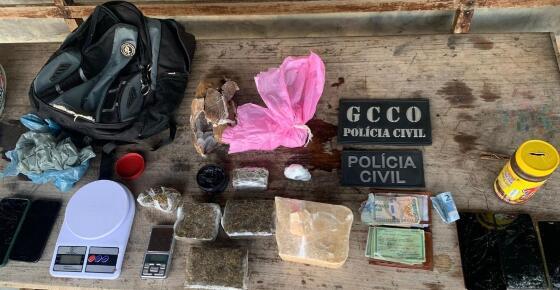Com os bandidos foram apreendidas várias porções de drogas