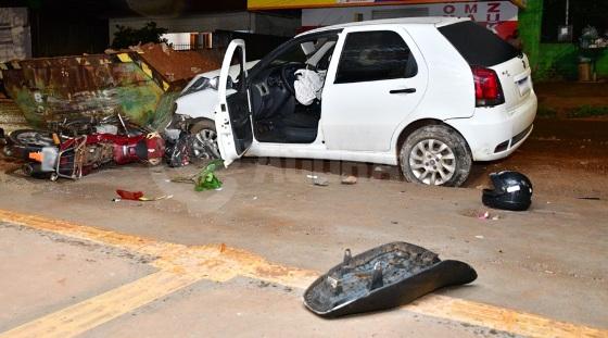 A vítima pilotava uma motocicleta quando foi atingida por um veículo. 