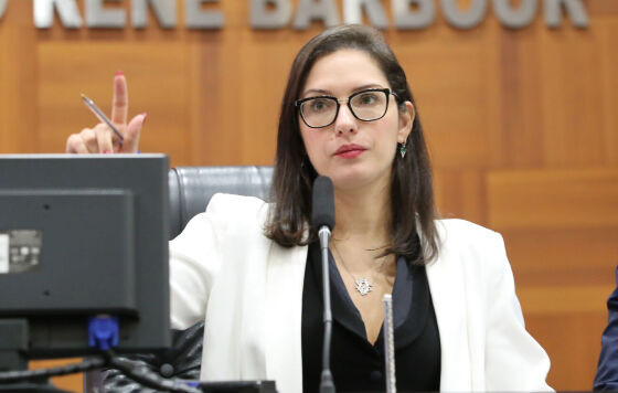 Ela quer apuração do direcionamento de contrato e sobrepreço de R$ 8 milhões