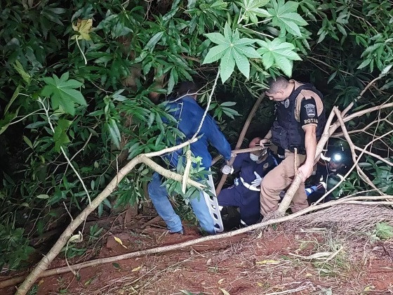 Para conseguir sobreviver, ele se fingiu de morto.