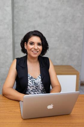 Regina Mendes é publicitária formada pela UFMT, redatora há mais de 20 anos e só em 2022, ajudou a nomear 22 empresas brasileiras.