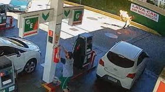 Imagens de câmera de segurança do posto mostram o frentista discutindo com o cliente .